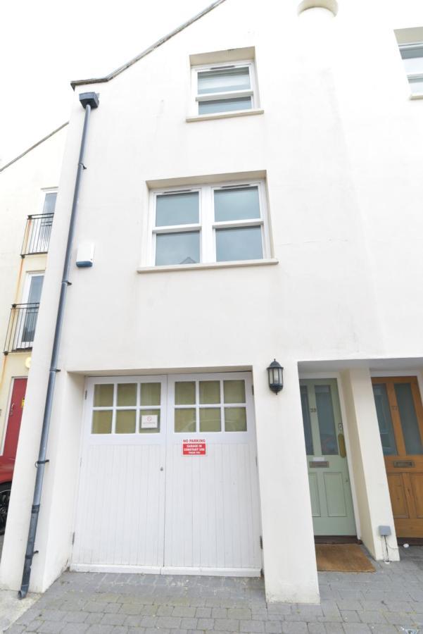 With Allocated Parking And Patio Apartment *